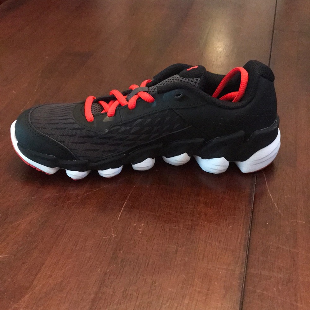 Brand new!!  Underarmour Spine Disrupt!! 3 Youth!